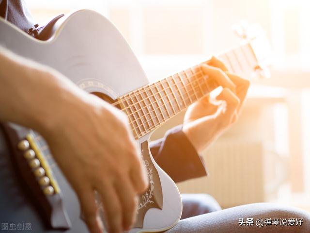 学吉他，是开始练习单音曲还是开始就学和弦指弹曲？ 